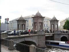 ロモノーソフ橋。石造りの橋ですが、この橋の欄干には4つの塔のようなものがあり、特徴のある橋でした。
船は橋のアーチ部分ではなく真ん中を通るようですね。
