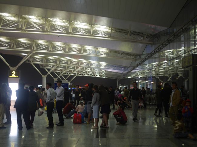 ハノイ、ノイバイ空港で、まさかの飛行機乗り遅れ。出国を取り消され、ベトベト国に再入国す(T_T)/// インシャラーの夜(-_-)。。。