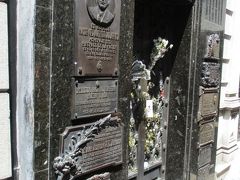 この墓地の一角に、「エビータ」の愛称で知られているエバ・ペロンは葬られており、現在でも彼女を慕う人々によって絶えることなく花が捧げられています。