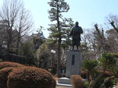 公園に入ってすぐ、徳川家康像がお出迎え。