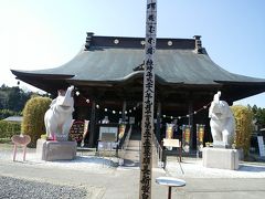 おお～！象さんの像。狛犬ならぬ狛象？神社と違うし、口は阿吽でなくパオ～ンみたいだし、シーサー的な存在かしら？