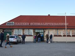 Harzer Schmalspurbahnen（HSB）（ハルツ狭軌鉄道）

ヴェルニゲローデの駅を出るとすぐ横にある、HSB（ハルツ狭軌鉄道）。こちらからブロッケンへのSLに乗ることが出来ます。当日チケットはこの駅舎で買うことが出来ます。