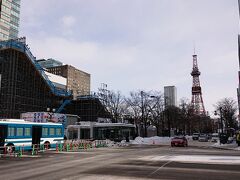 10:35　当然ながらまだホテルの部屋には入れませんので、チェックインの15:00まで雪まつり会場で時間を潰します。

そういえば、ここに来る前に昨日も行ったMEGAドンキに寄りました。

目的は、昨日持ってきた革の手袋が破けてしまったので手袋を買うためと、あまりにも寒いので、マフラーを購入しましたマフラーを首に巻くのは、おそらく小学生時代以来になります。

それにしても敗れた手袋は、先月函館でどこかに置き忘れたバックの中に入れていたため、今回ネットで購入して昨日初めて使ったものです。なんか薄い手袋だなとおっもったら、案の定、破れてしまいました。先月ショルダーバックと中に入れていた充電バッテリー、ブルートゥースイヤホン、手袋を無くしたため、今回すべて新調しました。革の手袋は高いだろうなと思ったら、昨日破れたものよドンキの方が安くしっかりとしたものでした。