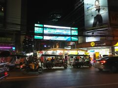 ロケーション的には、徒歩15分程で繁華街のパッポンに行けます。夜、徒歩で夕飯を食べに出ました。
