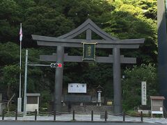 外堀通りに出て溜池方面へ。日枝神社の西の黒い鳥居がありました。
