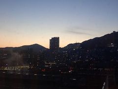 長崎駅直結のＪＲ九州ホテル長崎のお部屋に戻っりました。
お部屋から見る稲佐山の夕景をカメラに収めます。