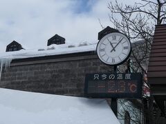 まずはすぐそばの『小樽運河』に来ました。気温は-2.3℃です。札幌で-11℃を体験すると、このくらいはそれほど寒く感じないです。