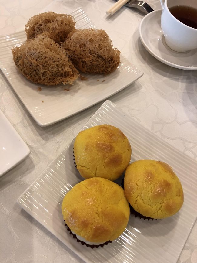 手前が菠蘿（パイナップル）叉焼餐包、奥が蜂巣荔芋角。どちらかと言うと手前の方が好み。