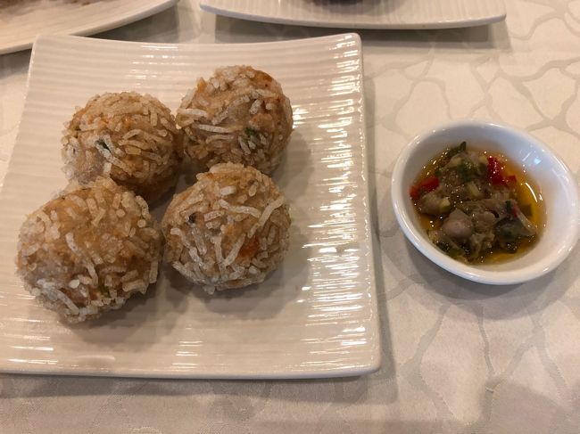 蜆芥鯪魚球（右のソースとの相性抜群）