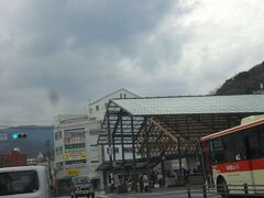 湯河原温泉駅。ここからホテルの送迎マイクロバスが３０分おきに出ていました。