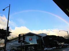 17：10
「ウォルグリーンズ」の空には大きな虹がかかっていた。
少し覗いてから、「ウォルマート」へ行くことに。