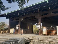 奈良から来る友達と、近鉄丹波橋の駅で待ち合わせてやって来ました「東寺」
立派な門。
「東寺」のちょうちんがかっこいい。