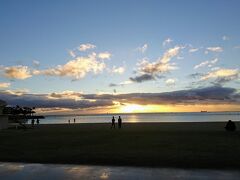 18：06
アラモアナビーチに着くと、夕陽が顔をだしている。

おっ、ギリギリ顔を大丈夫かも・・・！
自分のこれまでの行いが良いからだ・・・などと話していた(笑)