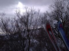 　翌2/25（月）です。昨日ほど天気は良くない。苗場が春スキー状態だったので、かぐらみつまたに行くことにしました。