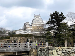 見えました。
世界文化遺産・国宝「姫路城」
遠目にも綺麗なお城です。