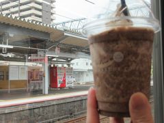 岩国駅では乗り継ぎ時間に余裕があったので、改札外出て右にすぐあったIWAKUNI COFFEE(岩国珈琲)さんへ。
どれも美味しそうで迷うも、バナナチョコレートフラッペをTo Go。
ショーケース上にあったスイートスポットの出た高級そうなバナナで、注文してからその場で作り立て。
美味しくホッと一息。