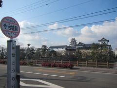 今治駅前から今治営業所行きの路線バスに乗って今治城へ。
運賃は200円。