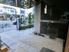 今回のお宿は、「ハトヤ瑞鳳閣」さんです。

駅から徒歩５分くらいでした。寒くても楽勝ですね。

伊東に行くなら・・・と言ってしまいそうですが、あちらのハトヤさんとは特に関係ないそうです。

こちらの宿を選んだポイントは、なんと温泉がある！こと、４人で泊まれる部屋があることです。

和モダン的な建物でとってもキレイでかっこいいですが、ここが創業の地で何年か前に建て替えしたらしいです。

エントランスは東側と、北側の２か所あります。