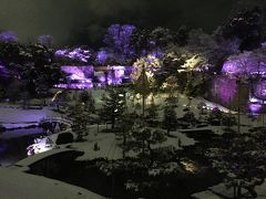 歩いて、ライトアップしていた金沢城公園でライトアップショーを観ました。