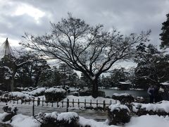 ２日目は、兼六園へ。前日降った雪が積もっていました。