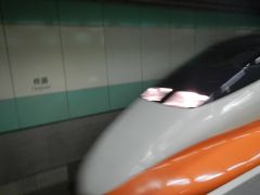 台湾高速鉄道桃園駅から
オレンジの車体の新幹線に乗車して、
台中を目指します。