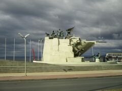 チリの最南端の都市プンタアレ－ナス
海岸通りのモニュメント像です。