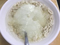 さらっと観光を終えやることも無いので台北駅に戻ることにした。途中で豆花食べてない事を思い出し、氷入りのさっぱり豆花。日本の専門店はいろんな具が乗りすぎていて好きじゃない。これくらいシンプルなのが美味しいんだよ。
私はいつも落花生のせ。
この店はマンゴーカキ氷の方が有名。そっちもボリューム満点で美味しい。