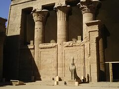 ここはハヤブサの神ホルスを祭る神殿で、エジプト１美しいと評判のホルス像