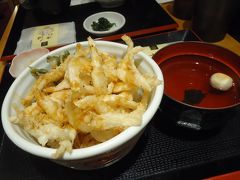 久し振りの白えび天丼、やはり美味しいですね。
衣が薄くて絶妙な揚げ具合、白えび本来の味が活きてます。
お吸い物は白えびの出汁だそうで、いいお味。
