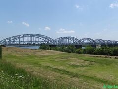 【県道柳沢岐阜線 木曽川橋】
1937年竣工、７径間下路ブレーストリブタイドアーチ。
私のトラベラーページ、トップを飾っている優美な橋です。
