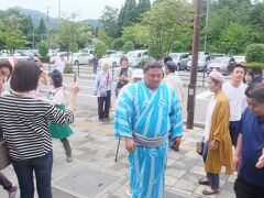 　ここは湯布院の道の駅。人だかりがしていたので覗き見したら、相撲取りの尾車関が見えた。