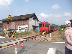 　豊後森駅の構内踏切で待っていると、真っ赤なキハ１８５系の特急「ゆふ」が通過して行った。博多～大分、別府間を結んでいる列車だ。