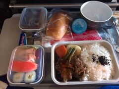 初っぱな機内食ですみません。

今回はアエロフロートで行く7泊8日
モスクワ経由イスラエルの旅です。

まず地方に住む友人と成田で待ち合わせし
早速アエロフロートに乗り込みました。
モスクワまでは10時間ほど。
機内食も2回出ますがお昼はこんな感じ。

全然前評判よりいい。