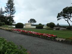 丘を下って、海岸沿いにあるマリーンパレードに来ました。
ここはネイピアの街中心部で、陸側にはレストランやホテルがあり、海岸沿いに道路と細長い公園があります。海岸沿いの公園は整備され、美しい花々も沢山ありました。