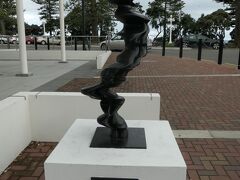 この像はTMG博物館＆美術館の前にありました。2018年に設置された芸術家Tony Graggの作品です。