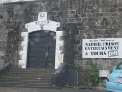 あまり目立ってはいませんが、ネーピア監獄（Napier Prison)はニュージーランドで最初に造られた監獄です。1862年に開設されて1990年頃まで使われていましたが、現在は博物館として一般公開されています。

マリーンパレード北側の、主要道路から100mほど山手に入った場所にあります。ただ刑務所の直前の道は、個人の住宅への入り口のようなとても狭い急な坂ですので、注意しないと見逃すのではないかと思います。