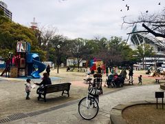 横浜公園は、市民憩いの公園です。

横浜港が開港された時代、関内一帯には当時港崎遊郭がありました。1866年11月26日の大火「豚屋火事」によって焼失、明治維新の最中であったことから復興が遅れ、明治政府が樹立した後の1875年（明治8年）、在留外国人の生活環境改善を求めた条約に基づき、土木技師リチャード・ブラントン設計のもと遊郭跡地に公園、公園から港に向かって新道路が建設され、それぞれが現在の横浜公園と日本大通りとなりました。