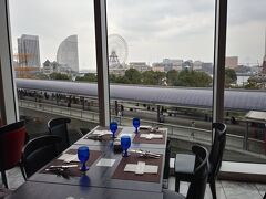 案内されたのはコチラのテーブル。
窓際嬉しい(* ´ ▽ ` *)
コーヒー紅茶どちらをお持ちしましょうと聞かれました。口コミを見て知っていたのですが、コーヒーはおかわりOK、紅茶はポットで持ってきてくれるのだけど茶葉(ティーパック)の交換はなしでお湯をさすだけは可能とのこと。
コーヒー飲めない人のことを考えると、紅茶もおかわりOKにして欲しいですね。そんな何十杯も飲むわけじゃないんだし…天下のニューオータニさんだからこそ。