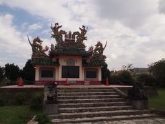 物産センターの目の前に唐人墓があります。
その名のとおり中国人のお墓。

1852年、中国からカリフォルニアに向かうアメリカの奴隷貿易船で不当な扱いを受けた中国人が暴動を起こし、船長らを殺害してしまったんだって。
その後、船は石垣島の崎枝沖で座礁し、中国人たちは島に上陸。
対岸の冨崎に移されて収容されるも、米英の兵船がやってきて砲撃を加え、逃走した中国人らを射殺したりしたそうな。
生き延びても自殺や疫病で死者が続出。これに対し、琉球王府は人道的に対応、島民も密かに食料を運び込み、生存者172人は翌年に琉球の護送船2隻で中国に送還されて終結したそうです。

というわけで、異国の地で亡くなった中国人を弔うために建てられたお墓です。
見た目はお墓っぽくないけれど。