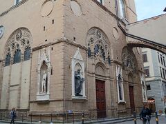 オルサンミケーレ教会

　ギベルティ，ジャンボローニャ，ドナテッロなどフィレンツェの優れた彫刻家よる聖人彫像が置かれた壁龕がある壁面が特徴的