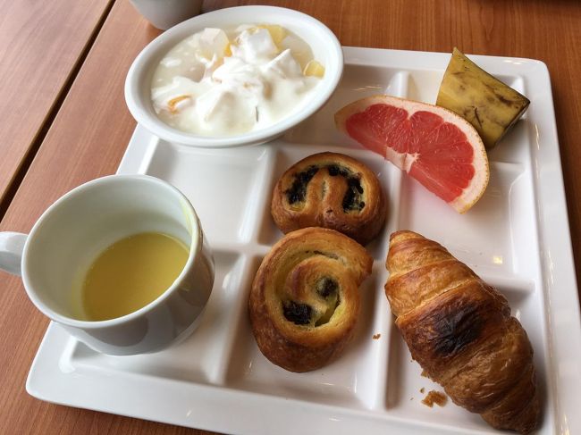 パンもあります。<br />コーンスープ、バナナ、グレープフルーツ、ヨーグルト。<br />パンがあるのはいいですね。<br />一の湯グループで箱根に泊まったことがあるけど、<br />その時の朝ご飯は、ビュッフェではなく、和食セットのみ。<br />外人さんのグループがいたけど、食べられるものがなかったようで、<br />いらないと断っている人がたくさんいました。<br />