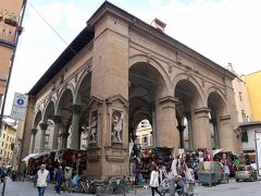 新市場のロッジャ

　シニョリーア広場から西へ一筋入ったところ。1547～51年にコジモ１世の命によりジョヴァンニ･バッティスタ･デル･タッソの設計により建設された。当時は，高価な絹織物や毛織物，フィレンツェ伝統の麦藁の帽子などを販売し，「麦わら市場」とも呼ばれていたが，現在はリーズナブルな革製品の屋台が並んでいる。