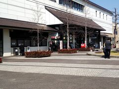 ２５分程で丸亀駅に到着。ここでもコインロッカー（￥３００）に荷物を預けてから丸亀城まで歩きます。