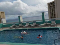 早く帰ってきたので、ホテルのプールへ
ハワイなのに、どんより曇り空です。