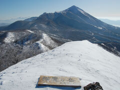 2日目　猫魔ヶ岳に無事到着しました。
誰もいない貸し切りの山、そして磐梯山が目の前にドーン。
素晴らしい景色ですね。