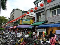 朝食を簡単に済ませ、朝市を少しだけ見学。