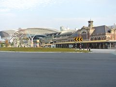 帰りは台中駅が近いので、旧駅舎を見学ついでに台中駅から電車で高鐵台中駅へ移動します。
旧駅舎はミニ東京駅みたい。
奥に見えるのが新台中駅。あれはドームみたい。