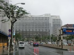 沖縄県庁。
トボトボと雨の中を歩いて‥