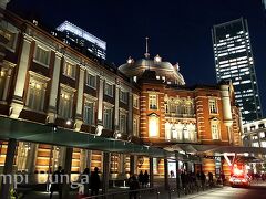 東京駅に到着～！
この駅舎を見るのも何年ぶりか。
でも、じっくりとライトアップを見るのは初めてなんです。