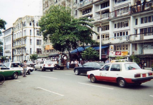 市内の東のはずれにあるホテルに向かった。道行く自動車の多くは中古の日本車で、中には経年劣化も激しい素性の知れない日本のトラックも走っていた。<br />ティーダがミャンマーの通貨チャット(K)を用意してくれていたので、50＄を両替した。27500K戻ってきたので、１＄＝550K、１円＝4.3Kのレートととなった。<br />ティーダの父は公務員で月5500チャットの給料。これでは家計は大変苦しく生活出来ないという。ティーダのガイドの手当は１日５＄。ハイクラスのガイドだと25＄という。 <br />